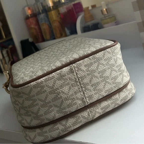 Michael Kors Crossbody Bag + Gift Box - Picture 7 of 7